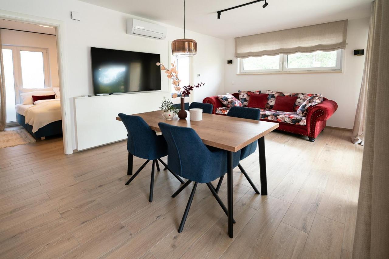 Apartments Kras 24 With Pool Сежана Екстериор снимка