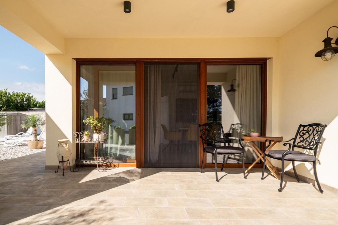 Apartments Kras 24 With Pool Сежана Екстериор снимка
