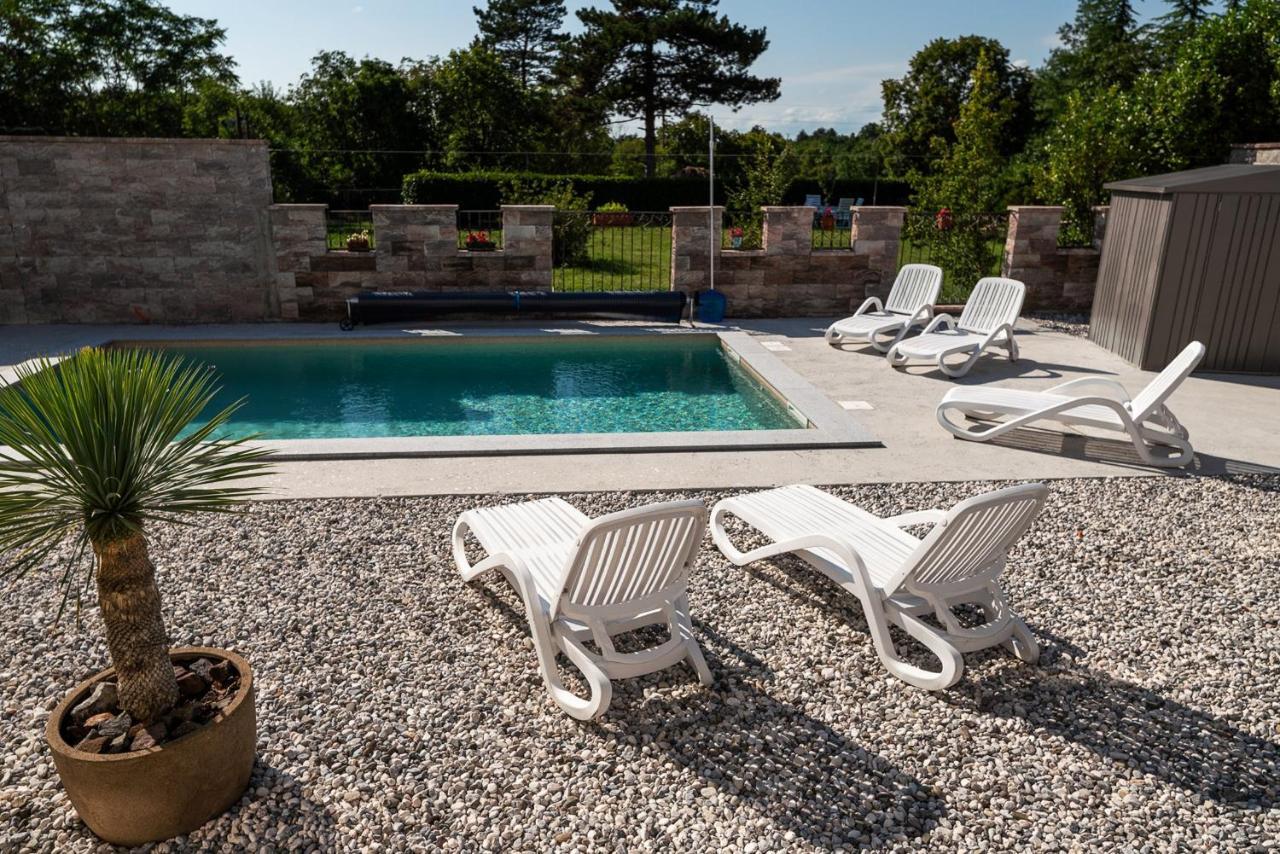 Apartments Kras 24 With Pool Сежана Екстериор снимка