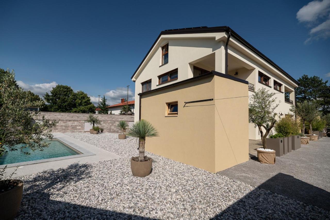 Apartments Kras 24 With Pool Сежана Екстериор снимка