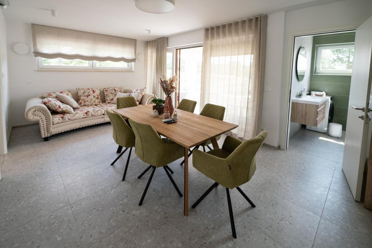 Apartments Kras 24 With Pool Сежана Екстериор снимка