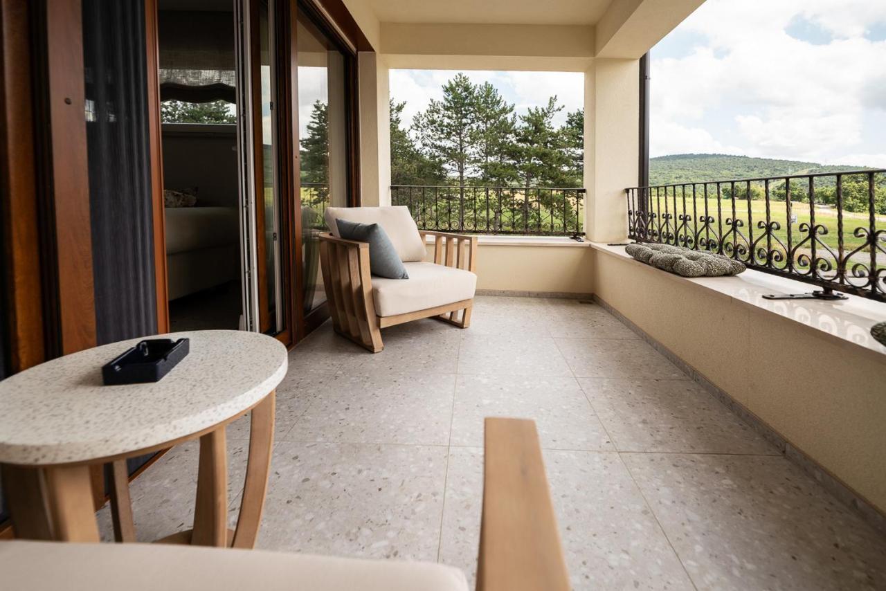 Apartments Kras 24 With Pool Сежана Екстериор снимка