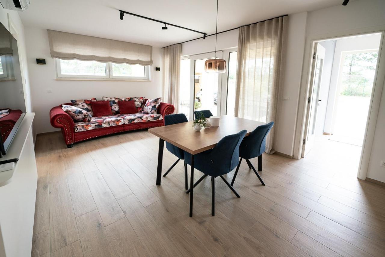Apartments Kras 24 With Pool Сежана Екстериор снимка