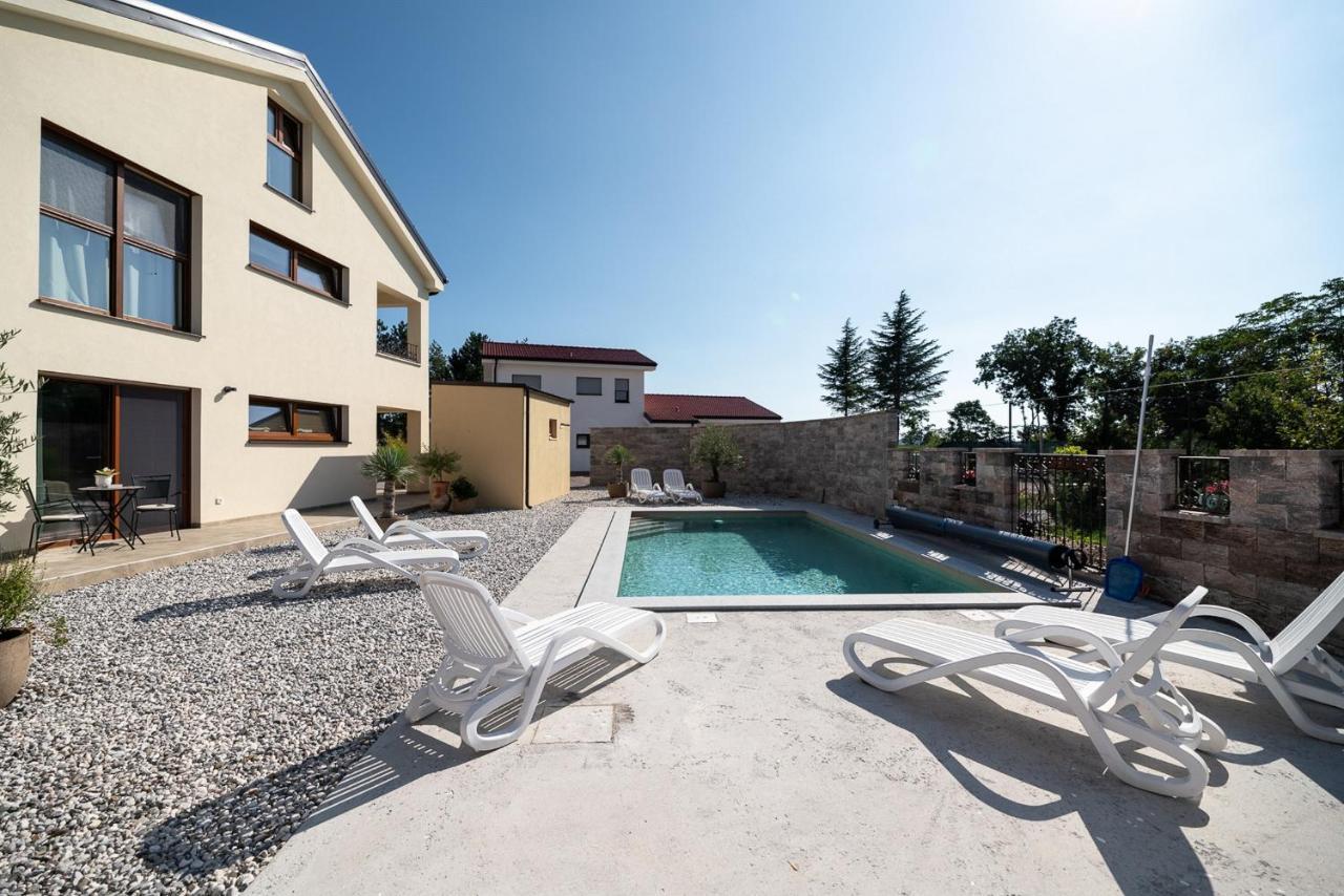 Apartments Kras 24 With Pool Сежана Екстериор снимка
