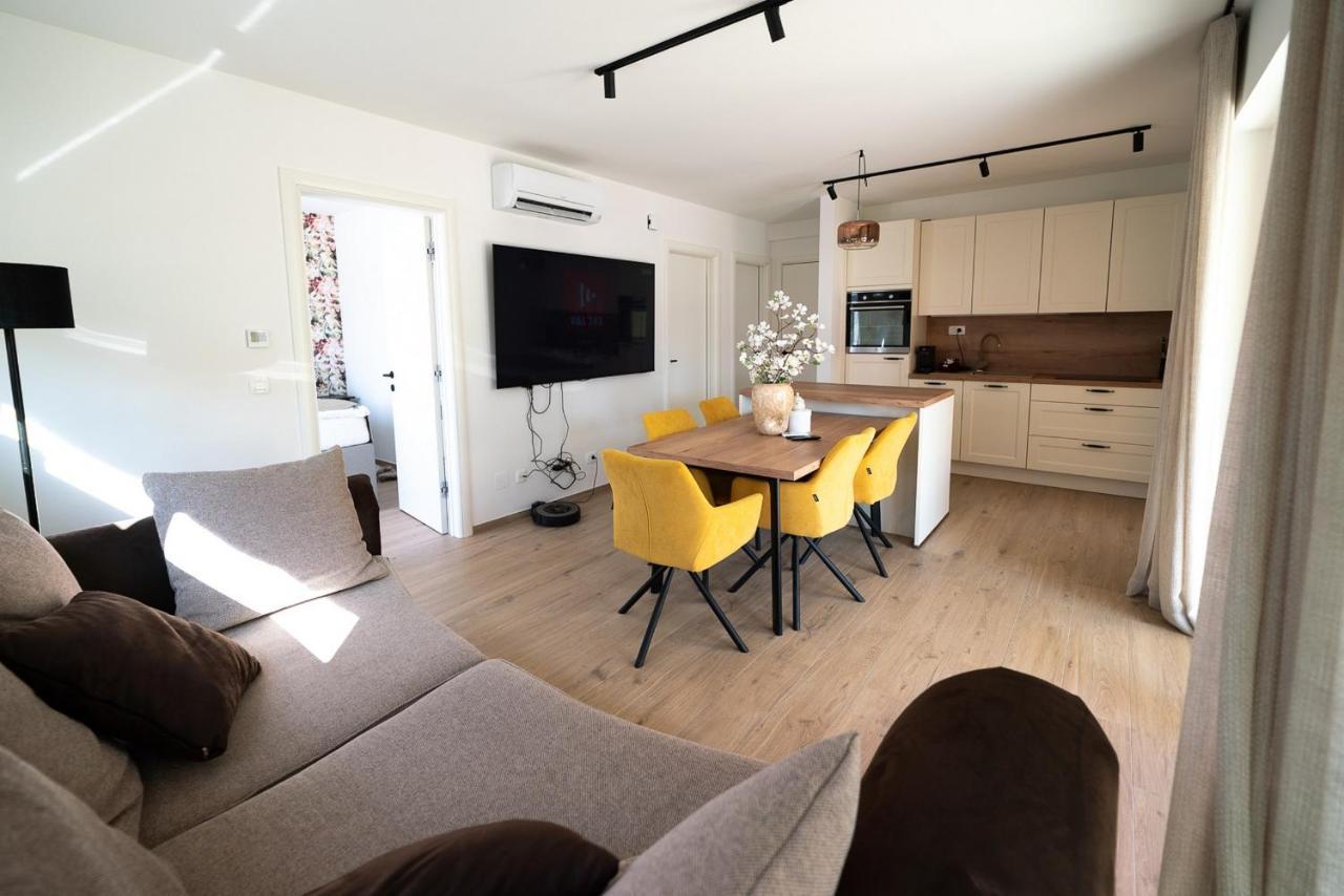 Apartments Kras 24 With Pool Сежана Екстериор снимка