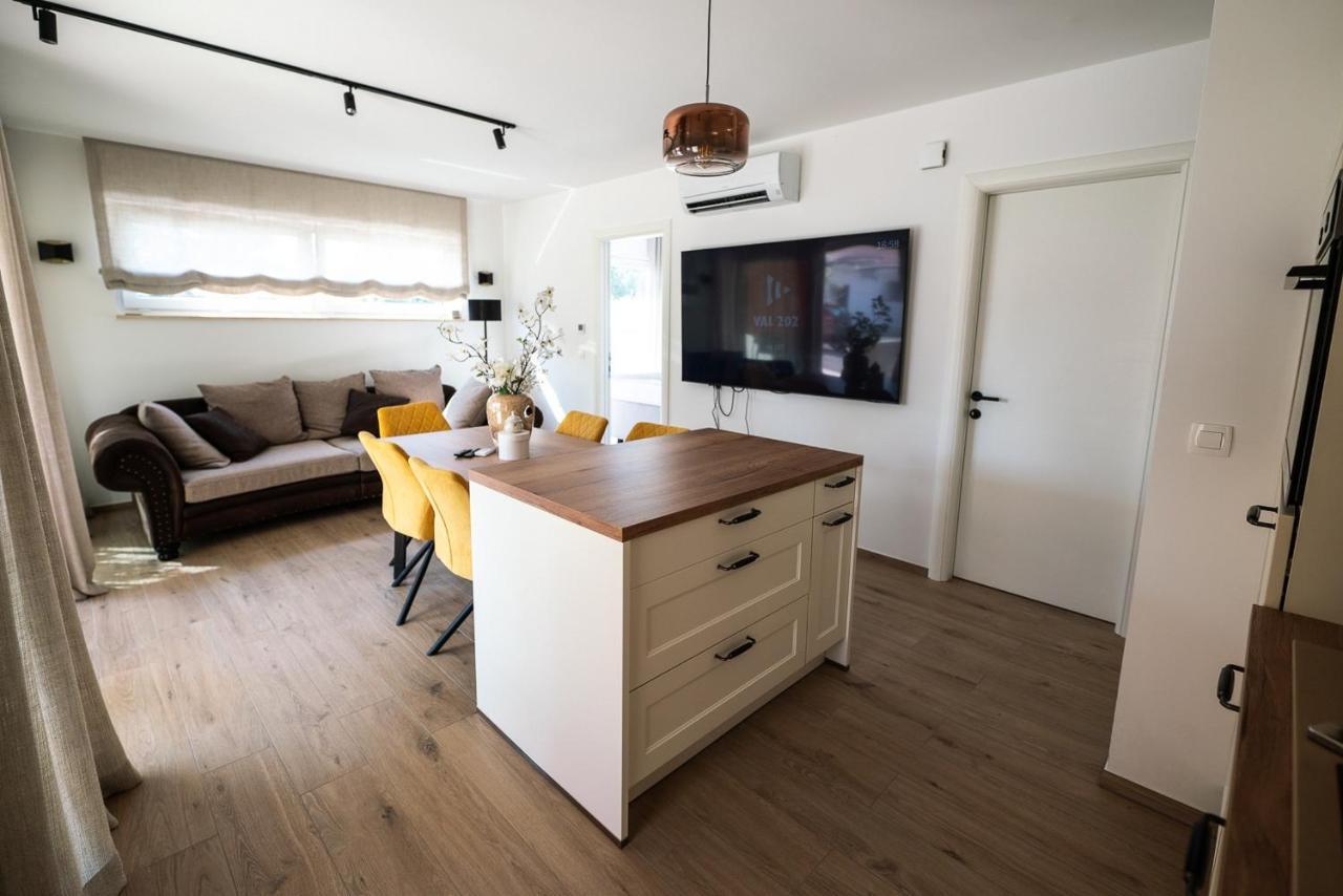 Apartments Kras 24 With Pool Сежана Екстериор снимка