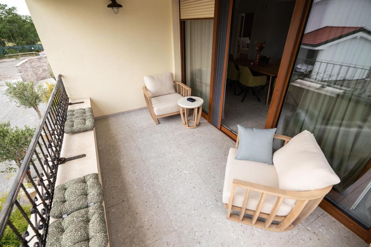 Apartments Kras 24 With Pool Сежана Екстериор снимка