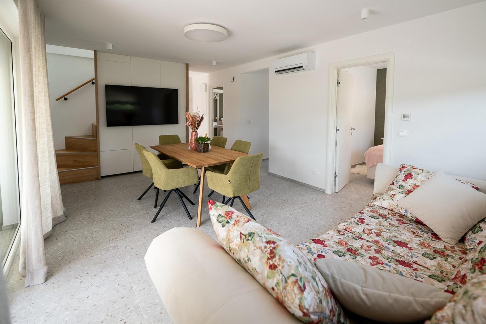 Apartments Kras 24 With Pool Сежана Екстериор снимка