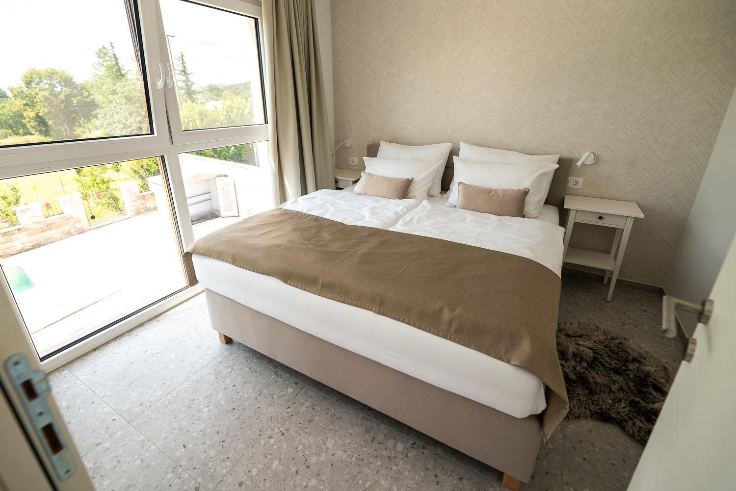 Apartments Kras 24 With Pool Сежана Екстериор снимка